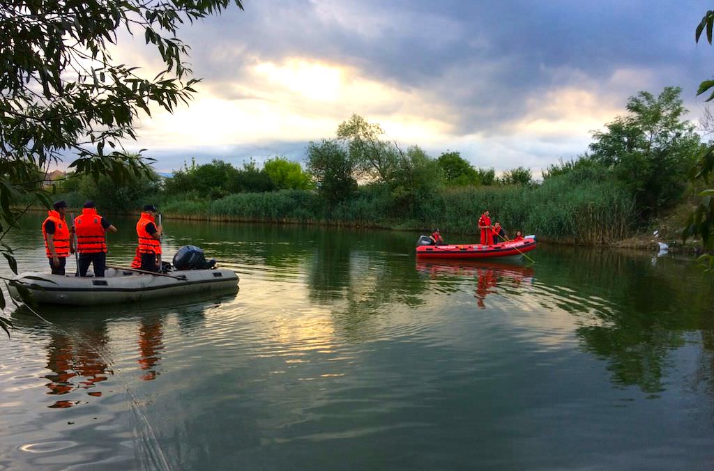 foto – bărbat găsit înecat în lacul lui binder. a fost scos din apă cu ajutorul scafandrilor