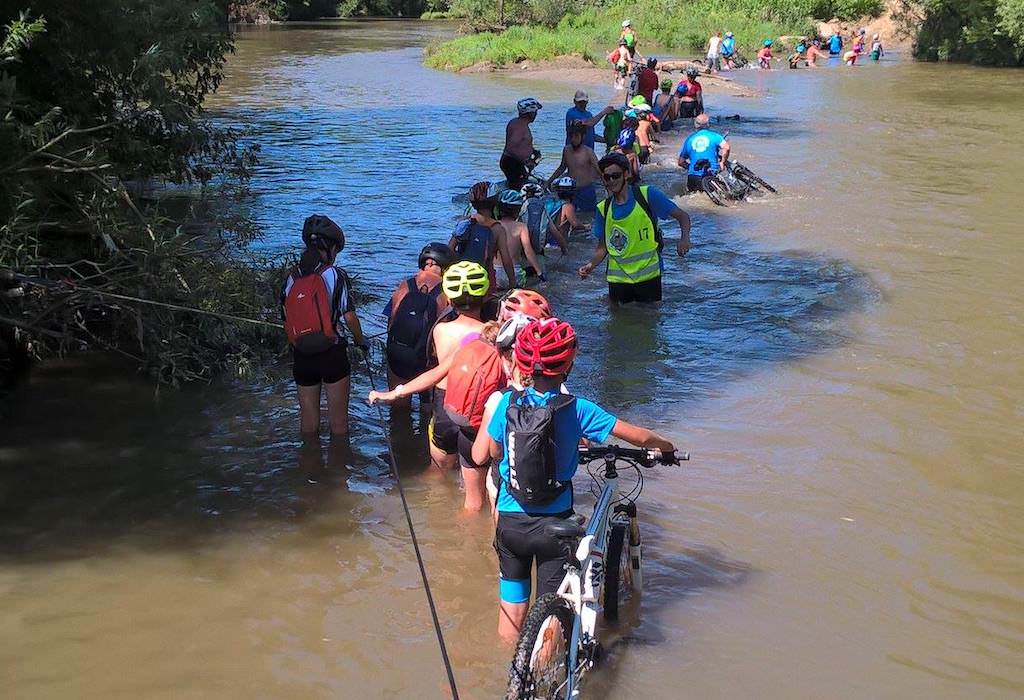 foto sibianul care îi învață pe copii cum să trăiască în mijlocul naturii. tabăra lui olimpiu savu are un succes nebun