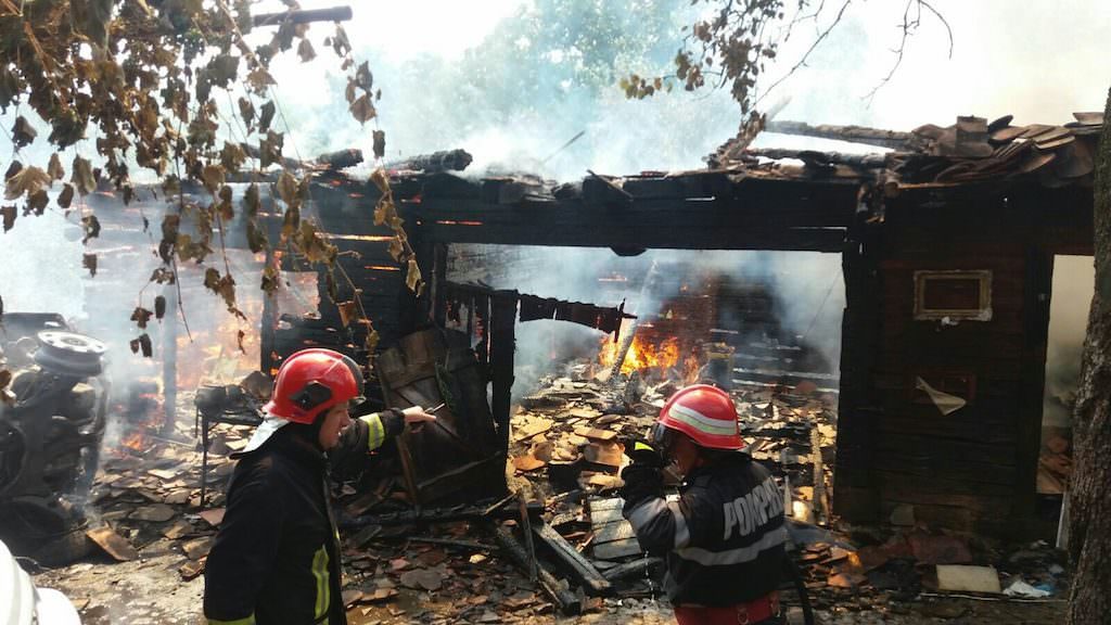 foto - incendiu puternic în satul vale. două mașini făcute scrum