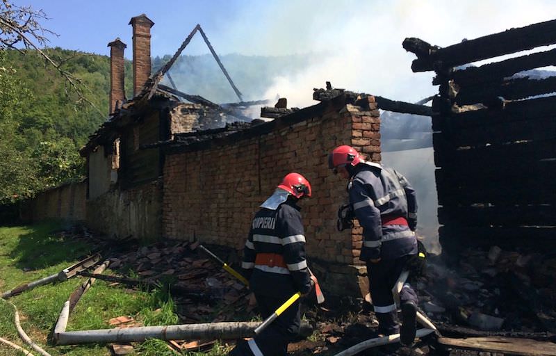 foto – incendiu la fântânele. și-a dat foc intenționat la casă