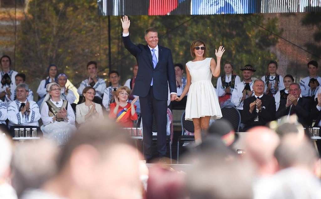 video - foto întâlnirea sașilor de pretutindeni la sibiu. mii de oameni la parada porturilor populare. iohannis aplaudat la scenă deschisă