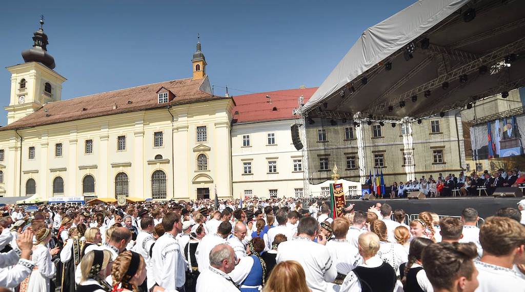 video - foto întâlnirea sașilor de pretutindeni la sibiu. mii de oameni la parada porturilor populare. iohannis aplaudat la scenă deschisă