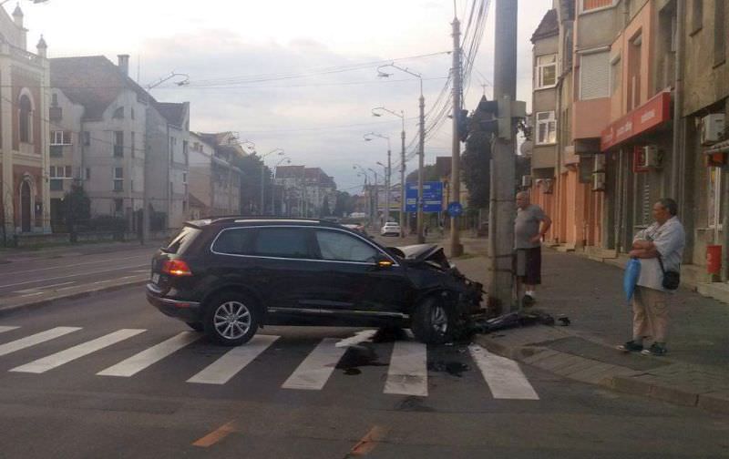 foto – un puștan a făcut zob o mașină furată din spălătoria unde lucra. acum e în arestul ipj sibiu