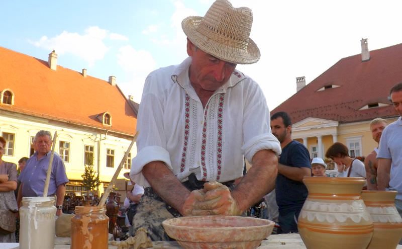 toamna aduce târgul olarilor la sibiu. peste 100 de meșteri vin în piața mare