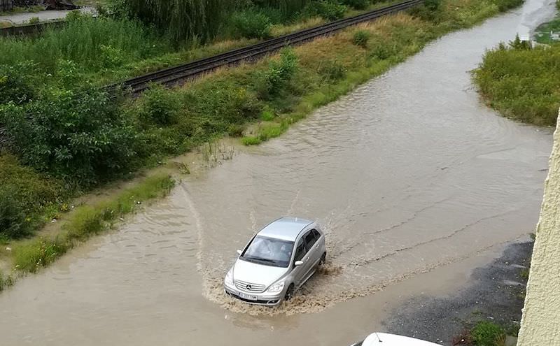 video foto sibiul și șelimbărul sub ape după ploaia de luni. străzi inundate și oameni revoltați