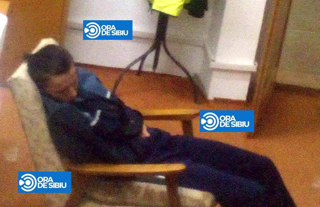 foto – polițiștii dorm în post în timpul programului la ocna sibiului. ipj a declanșat o anchetă