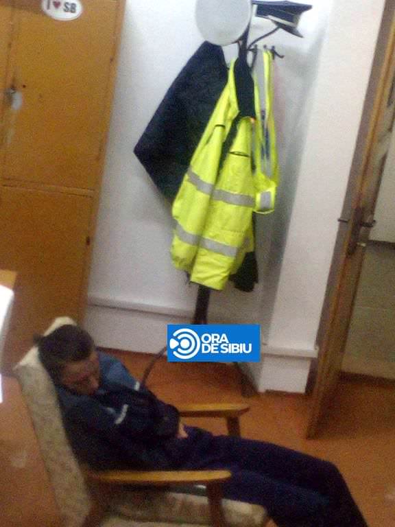 foto – polițiștii dorm în post în timpul programului la ocna sibiului. ipj a declanșat o anchetă