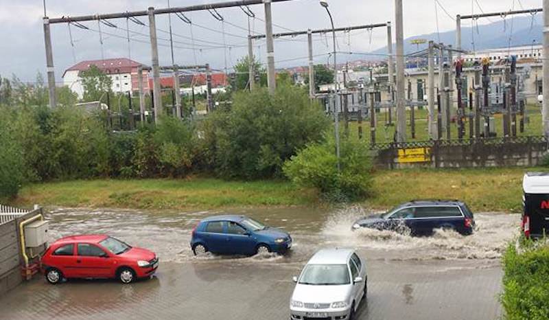 VIDEO – Cod portocaliu la Sibiu. Străzi inundate în oraș după o furtună scurtă