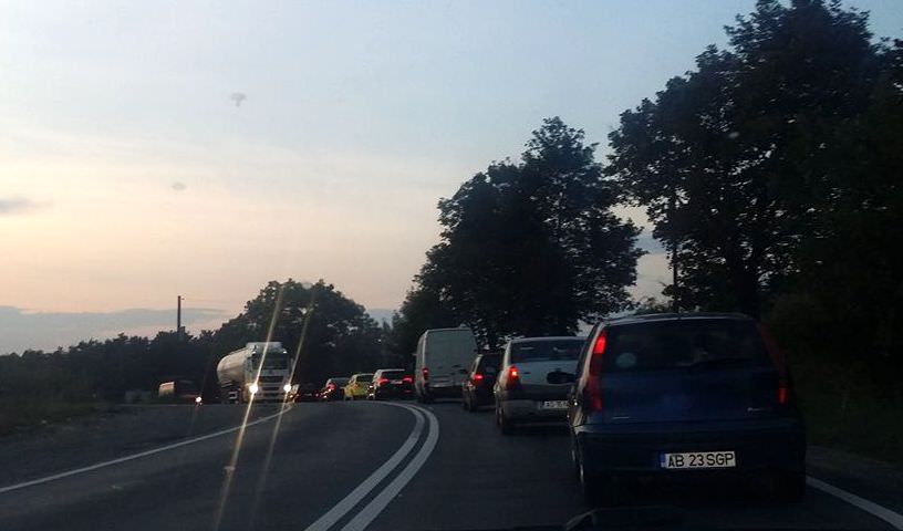 foto – coloane de mașini pe valea oltului. și pe dn1 e aglomerat de la bradu la veștem