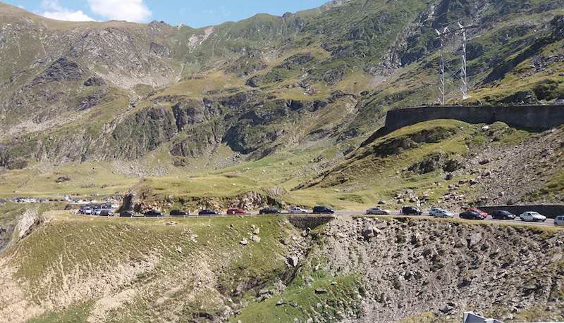 foto – trafic super aglomerat pe transfăgărășan. se merge bară la bară