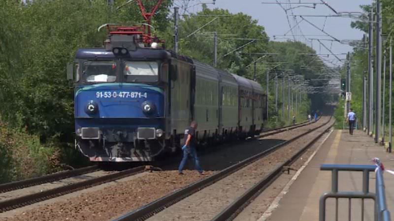 video - o femeie s-a aruncat în fața unui tren alături de cei trei copii ai săi. toți au murit pe loc