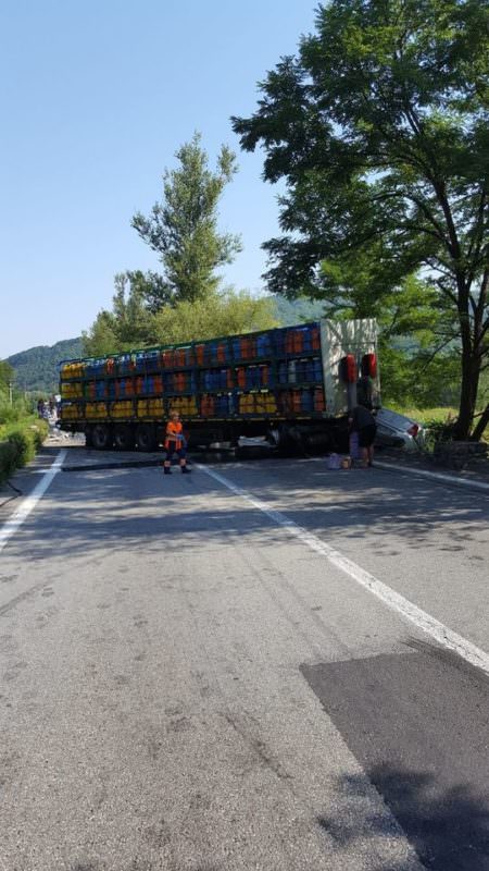 foto - accident grav pe valea oltului. șase răniți și trafic blocat în zonă