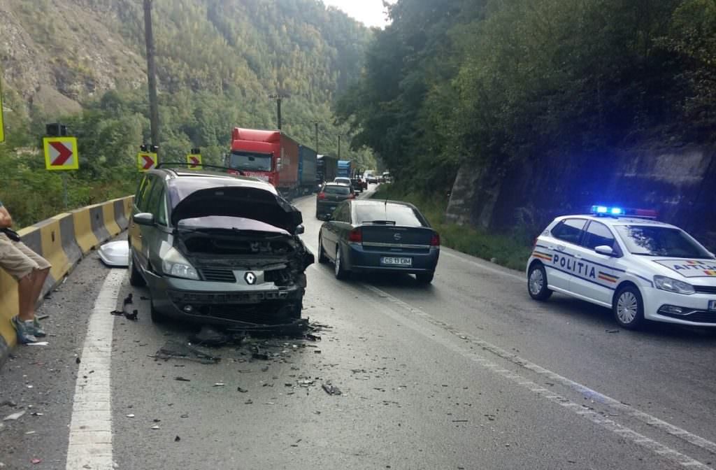 update galerie foto accident duminică pe valea oltului - trei mașini implicate și cinci răniți