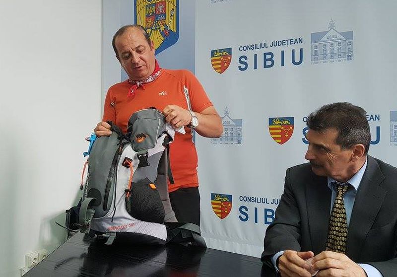 VIDEO FOTO - Primarul care merge pe jos până la București a ajuns la Sibiu. Și-a expus motivele pelerinajului