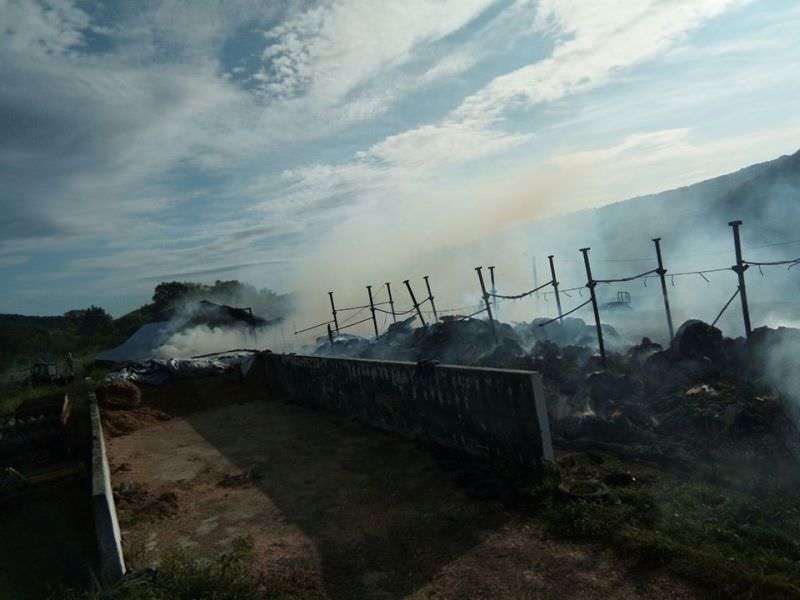 foto - incendiu la un depozit de furaje. pompierii l-au stins după douăsprezece ore