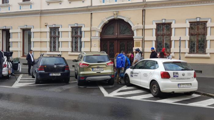 video foto - cristian pomohaci a ajuns la sibiu pentru judecată. au venit și peste 100 de susținători la mitropolie