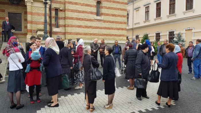 video foto - cristian pomohaci a ajuns la sibiu pentru judecată. au venit și peste 100 de susținători la mitropolie