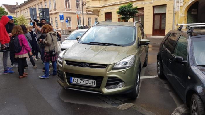 video foto - cristian pomohaci a ajuns la sibiu pentru judecată. au venit și peste 100 de susținători la mitropolie