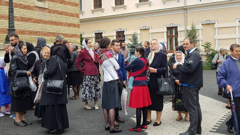 video foto - cristian pomohaci a ajuns la sibiu pentru judecată. au venit și peste 100 de susținători la mitropolie