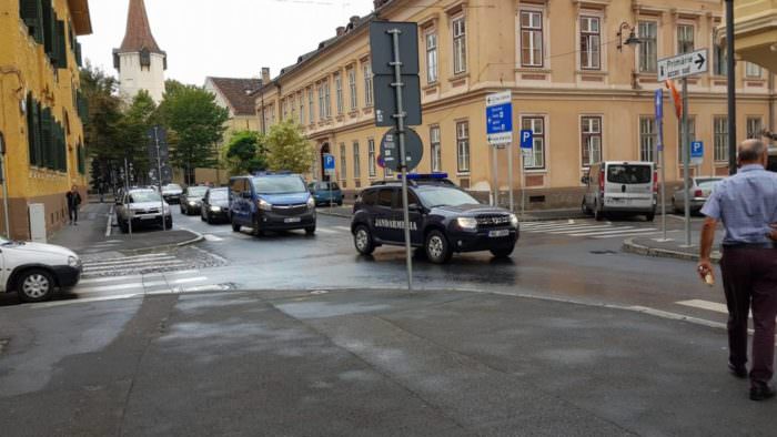 video foto - cristian pomohaci a ajuns la sibiu pentru judecată. au venit și peste 100 de susținători la mitropolie