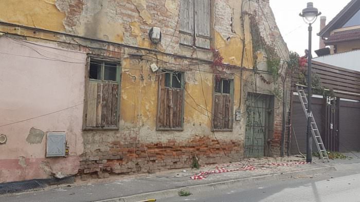 video foto - casă în paragină pe zidului în pericol să se prăbușească. strada a fost închisă