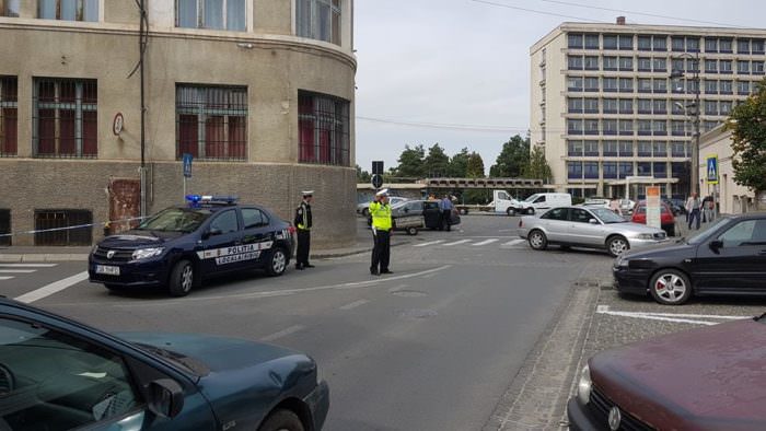 video foto - casă în paragină pe zidului în pericol să se prăbușească. strada a fost închisă