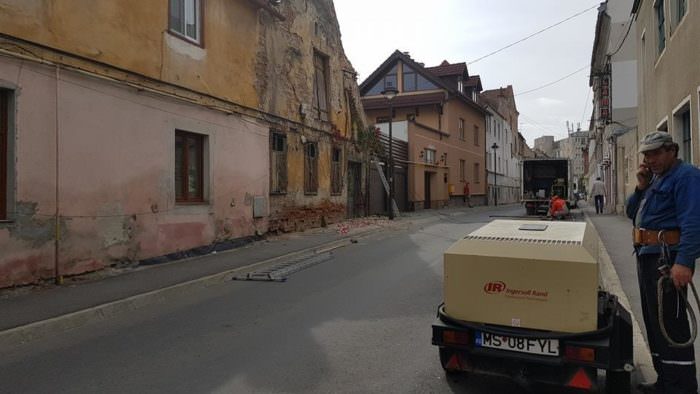 video foto - casă în paragină pe zidului în pericol să se prăbușească. strada a fost închisă