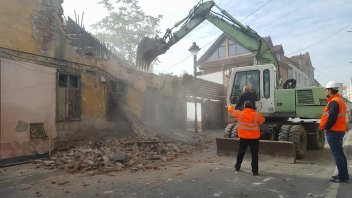 update video foto - casa în paragină de pe zidului pusă la pământ cu buldozerele. traficul este închis în zonă