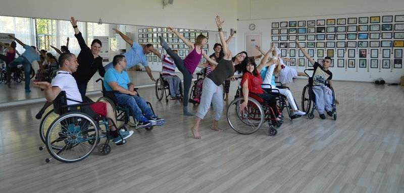 Persoanele cu dizabilități învață să danseze la Sibiu. Inițiativa e lăudabilă