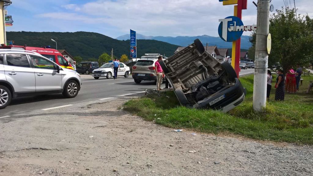 update video foto accident cu microbuz răsturnat la tălmaciu din cauza unui biciclist neatent