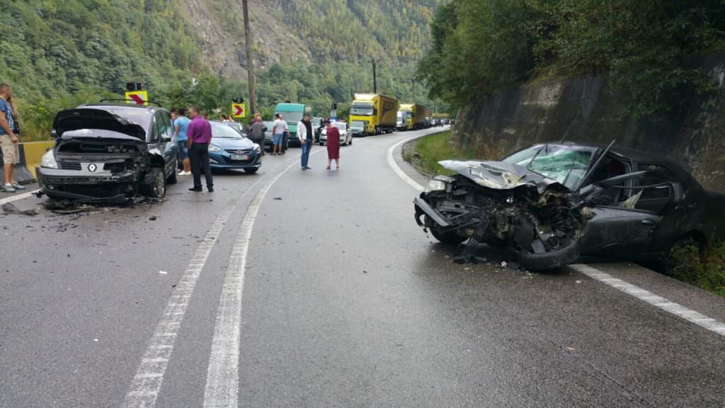 update galerie foto accident duminică pe valea oltului - trei mașini implicate și cinci răniți