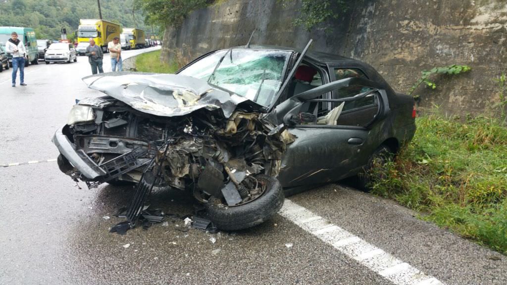 update galerie foto accident duminică pe valea oltului - trei mașini implicate și cinci răniți