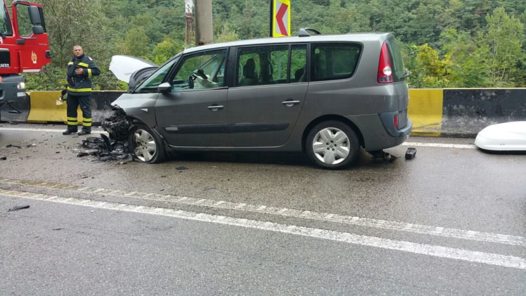 update galerie foto accident duminică pe valea oltului - trei mașini implicate și cinci răniți