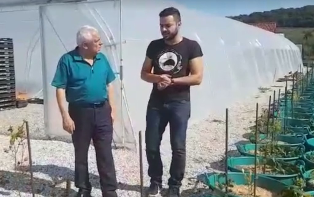 video – ministrul agriculturii a vizitat o fermă la șura mare în care legumele sunt filmate live cum cresc