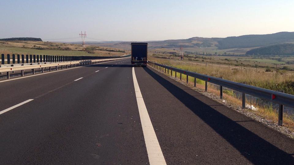 UPDATE FOTO - Polițistul rănit în accidentul de pe autostrada Sibiu - Sebeș preluat de elicopterul SMURD