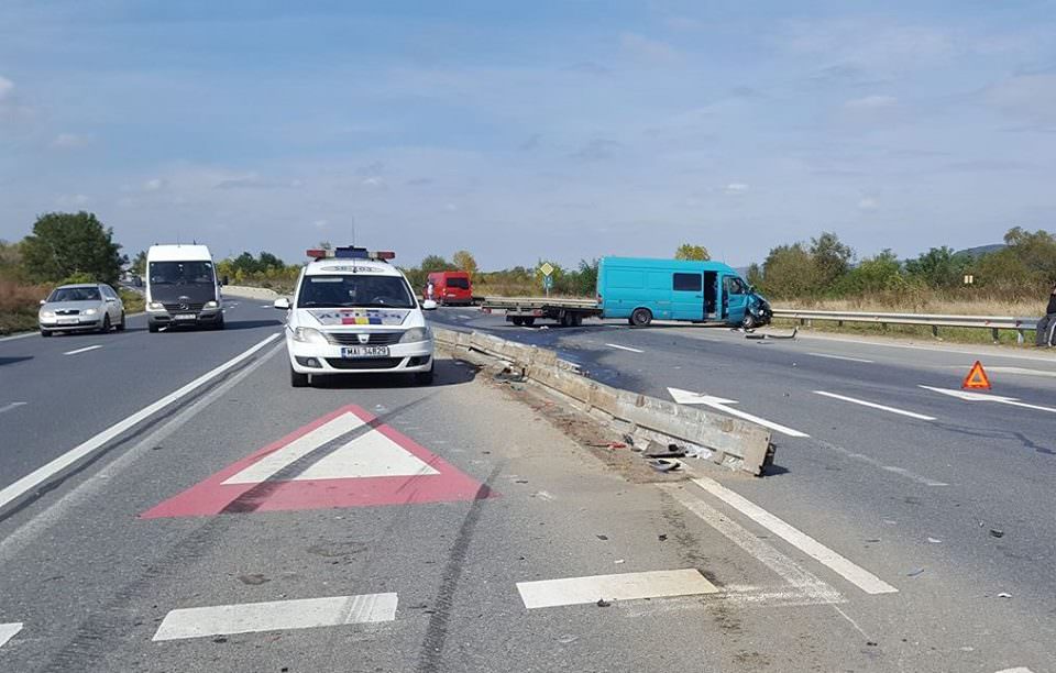 foto - accident și trafic blocat pe dn1 la veștem. un microbuz cu 10 pasageri implicat