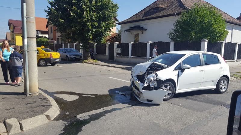 foto accident pe strada călțun. implicate un taxi și un autoturism