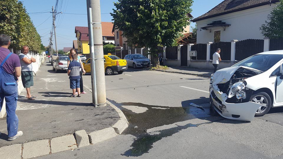 foto accident pe strada călțun. implicate un taxi și un autoturism