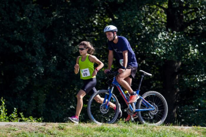 aleargă și pedalează pentru protejarea pădurilor virgine