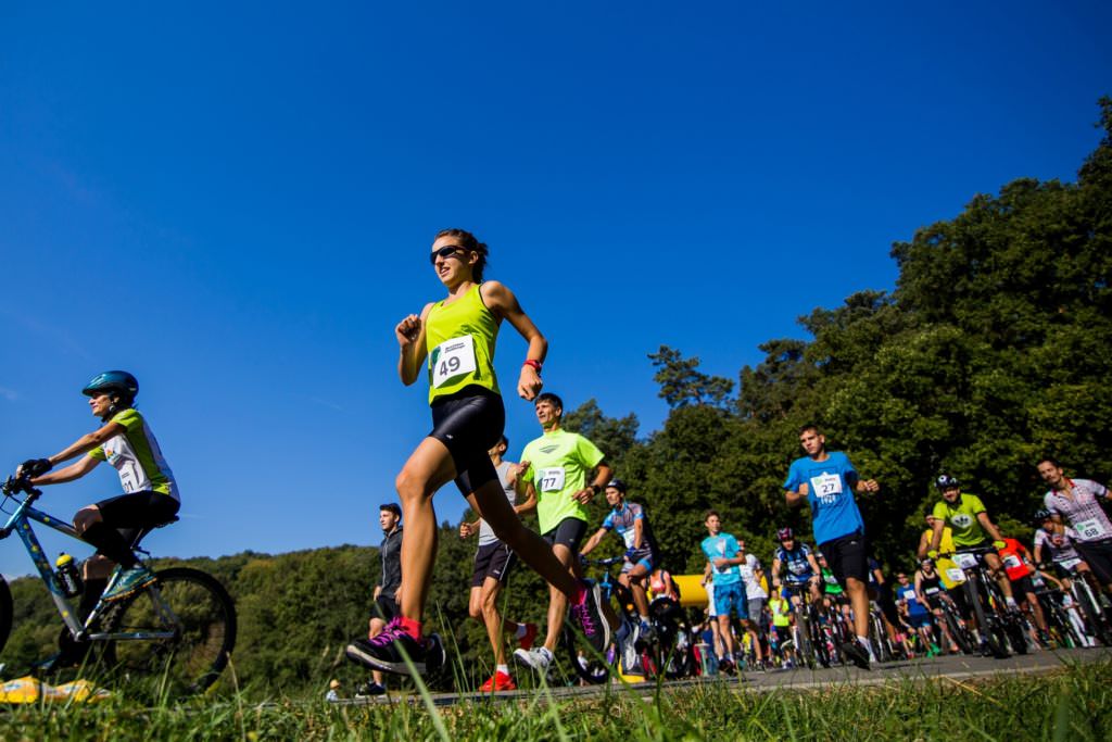 aleargă și pedalează pentru protejarea pădurilor virgine