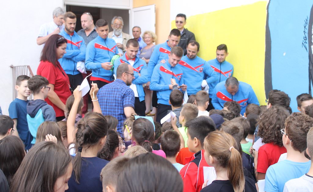 foto – isterie la școala nicolae iorga. copiii au jucat fotbal cu jucătorii de la fc hermannstadt