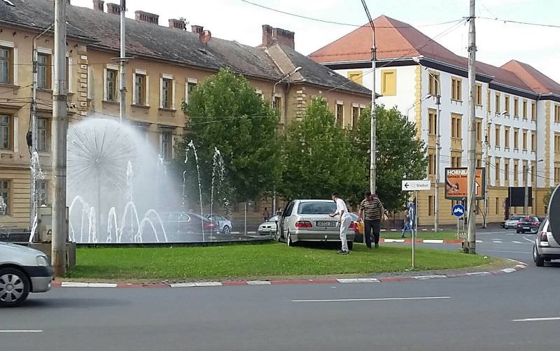 foto – accident spectaculos pe mihai viteazu. a aterizat în giratoriu