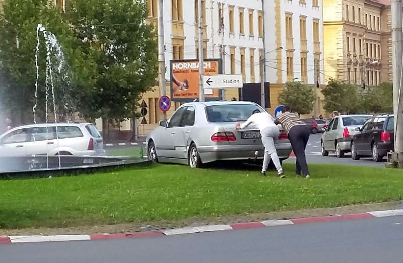 foto – accident spectaculos pe mihai viteazu. a aterizat în giratoriu