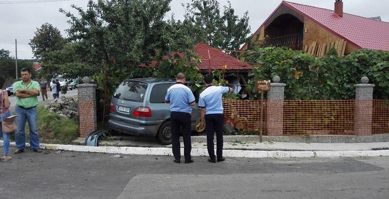 tânăr drogat, urmărit de poliție pe valea avrigului. a intrat cu mașina într-un gard