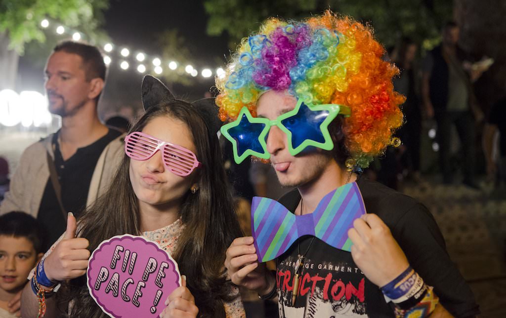 foto - cabina selfie mirror photobooth face furori la foodie - street food cuisine. te așteptăm pe cetății!