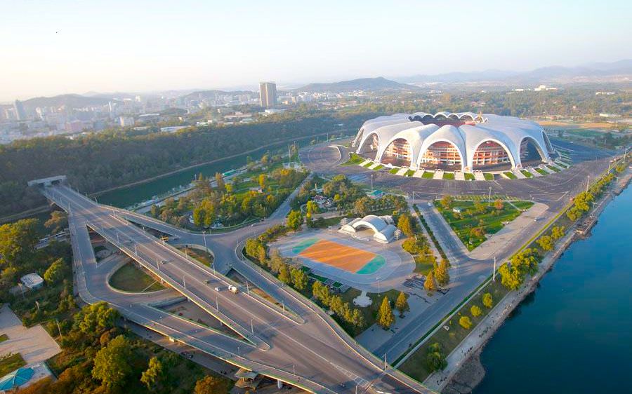 video foto cel mai mare stadion din lume are o capacitate cât populația sibiului