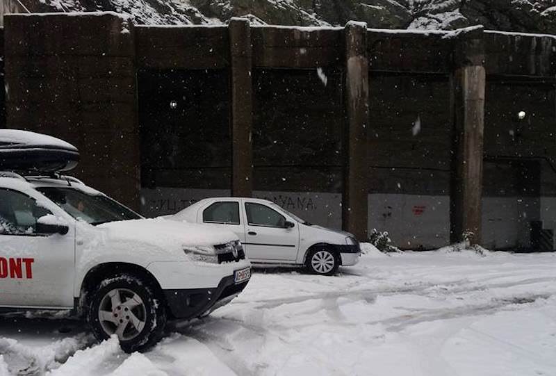 FOTO – Zăpadă de trei centimetri pe Transfăgărășan. Se circulă în condiții de iarnă