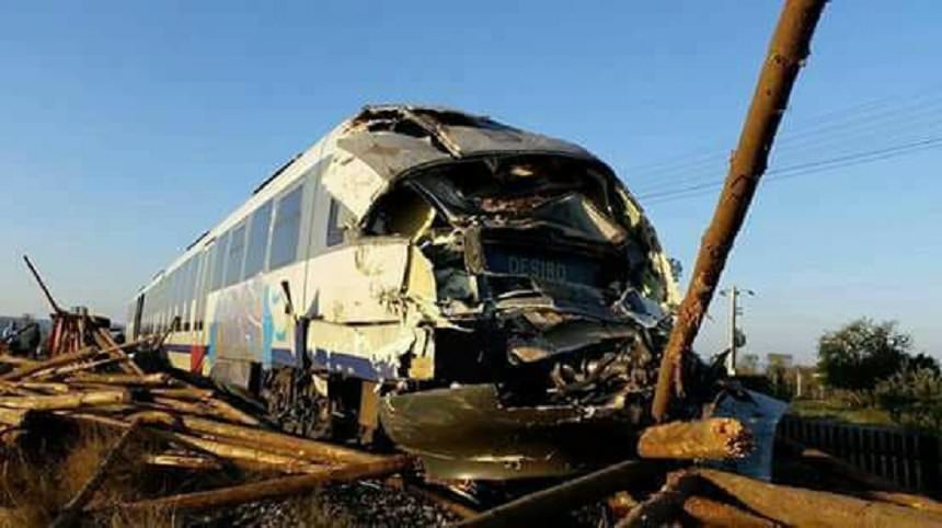 foto – camion lovit în plin de un tren. șoferul nu s-a asigurat la trecere de cale ferată