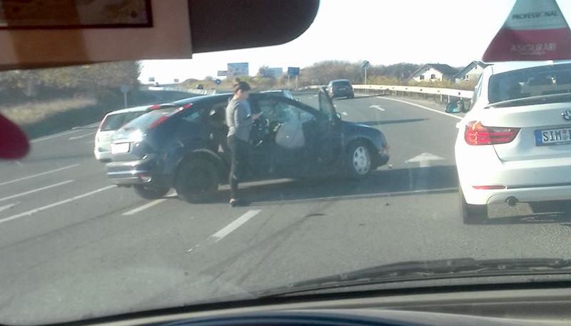 trafic îngreunat și trei accidente pe dn7 între șelimbăr și boița. se merge bară la bară