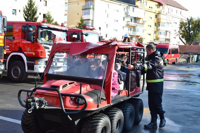 foto - copiii și-au făcut de cap la pompieri. s-au distrat pe cinste